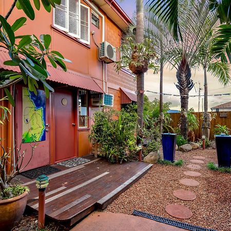 Travellers Oasis Hostel Кернс Екстериор снимка The courtyard of the house