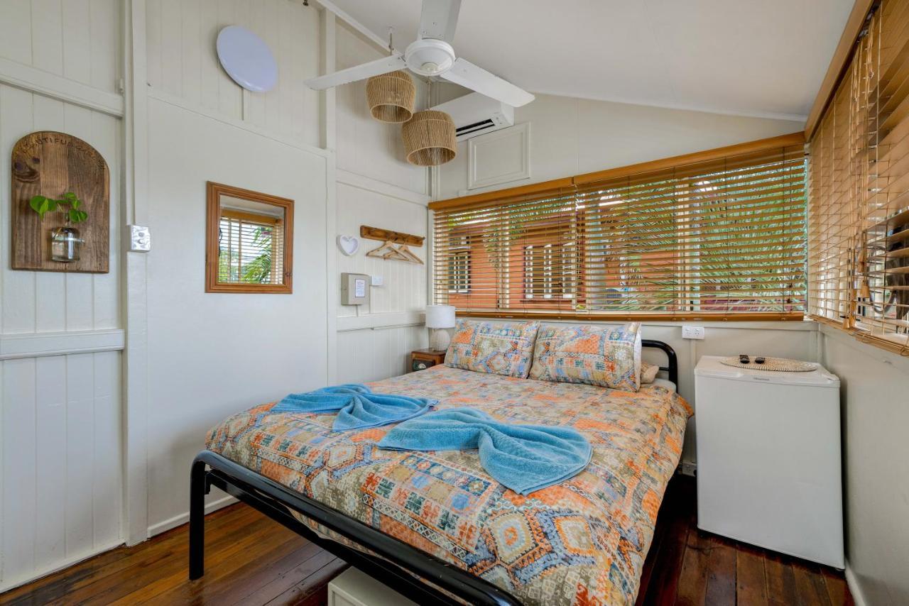 Travellers Oasis Hostel Кернс Екстериор снимка The bedroom of a typical beach hut