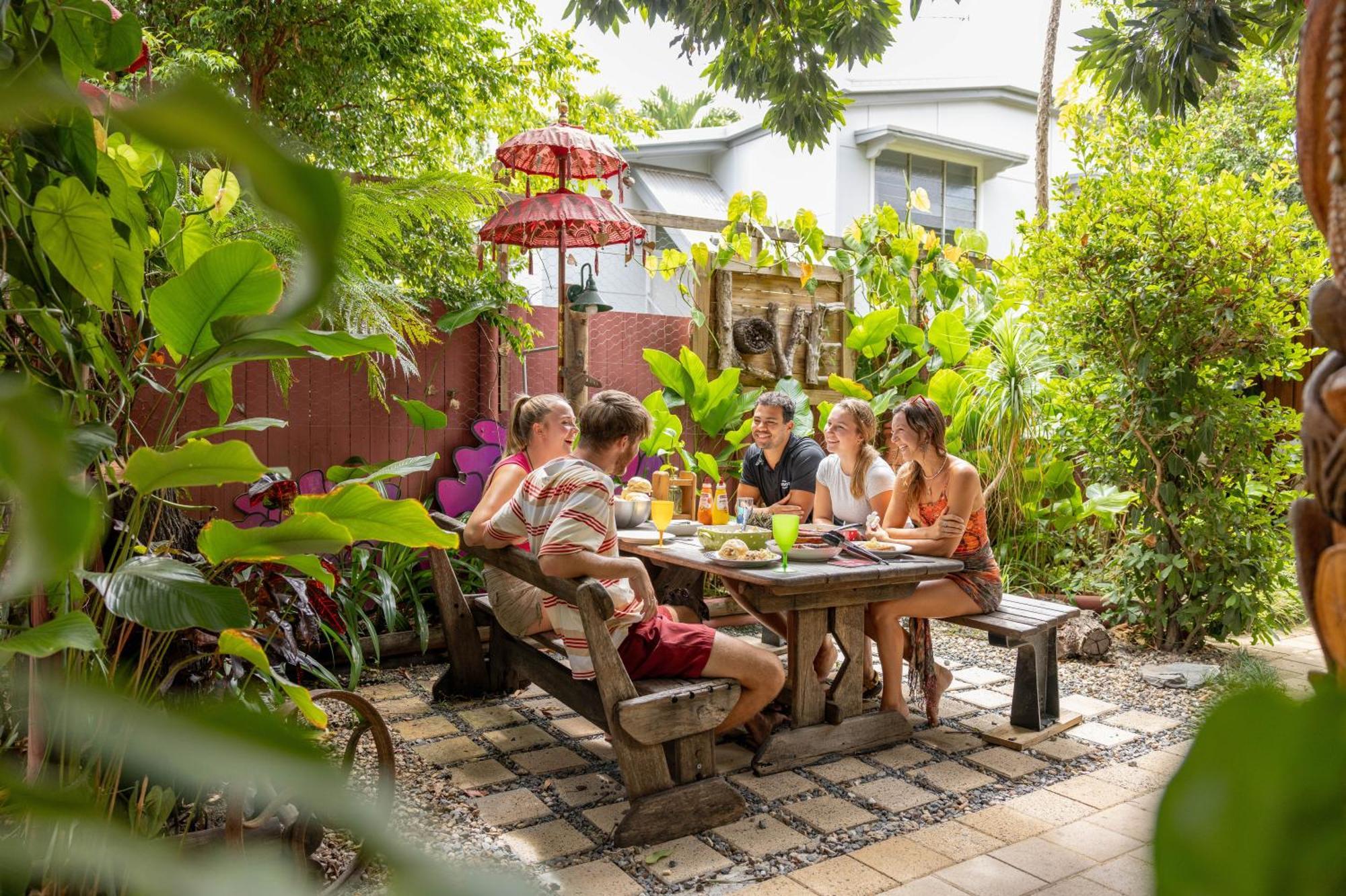 Travellers Oasis Hostel Кернс Екстериор снимка