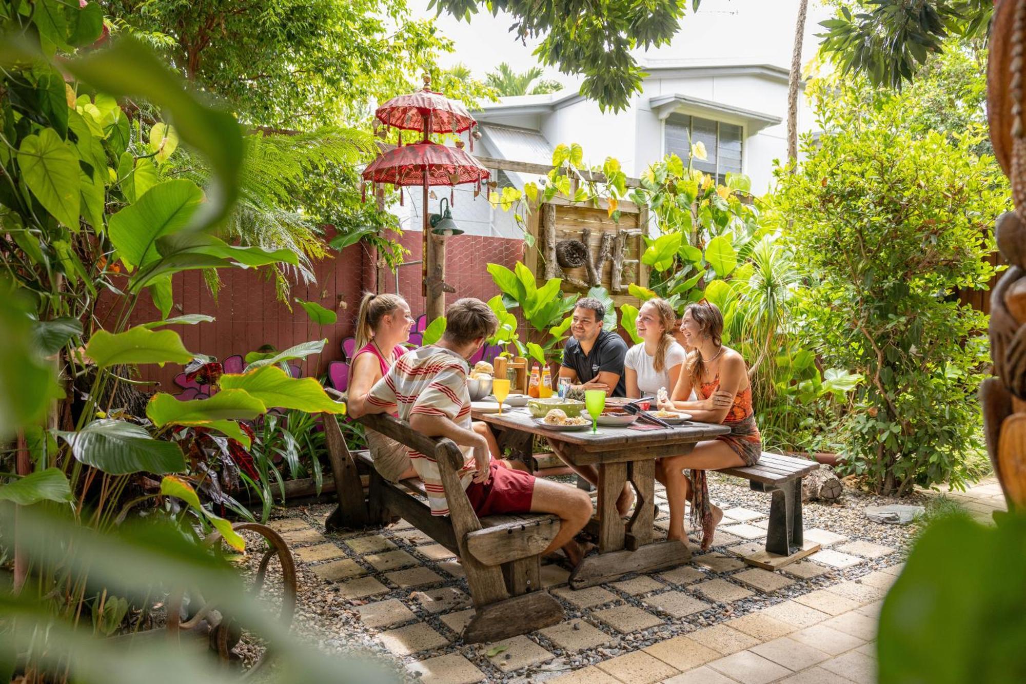 Travellers Oasis Hostel Кернс Екстериор снимка