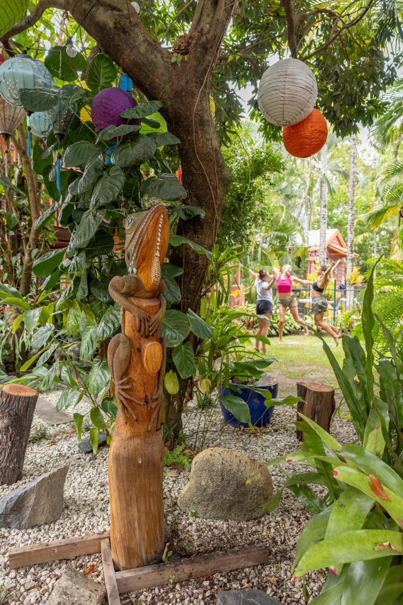Travellers Oasis Hostel Кернс Екстериор снимка A sculpture in the garden
