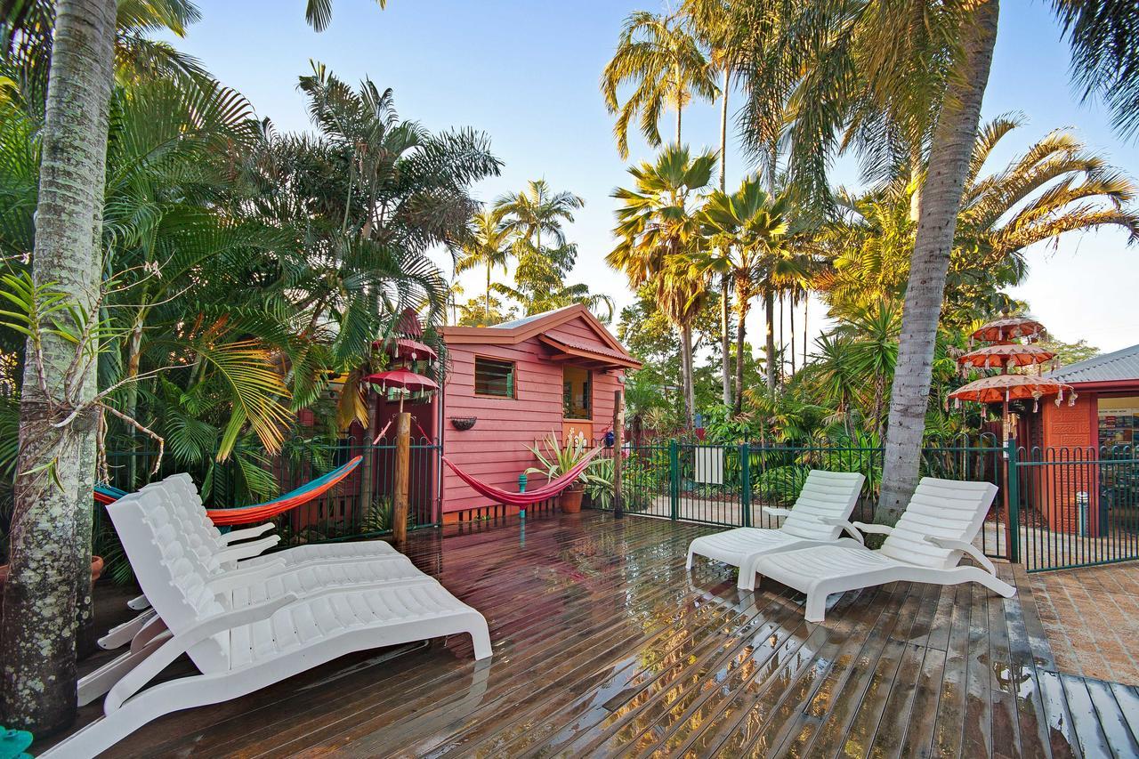 Travellers Oasis Hostel Кернс Екстериор снимка The Pink House