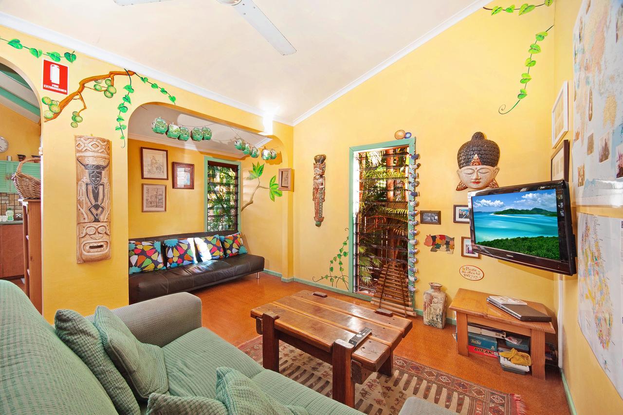 Travellers Oasis Hostel Кернс Екстериор снимка A living room