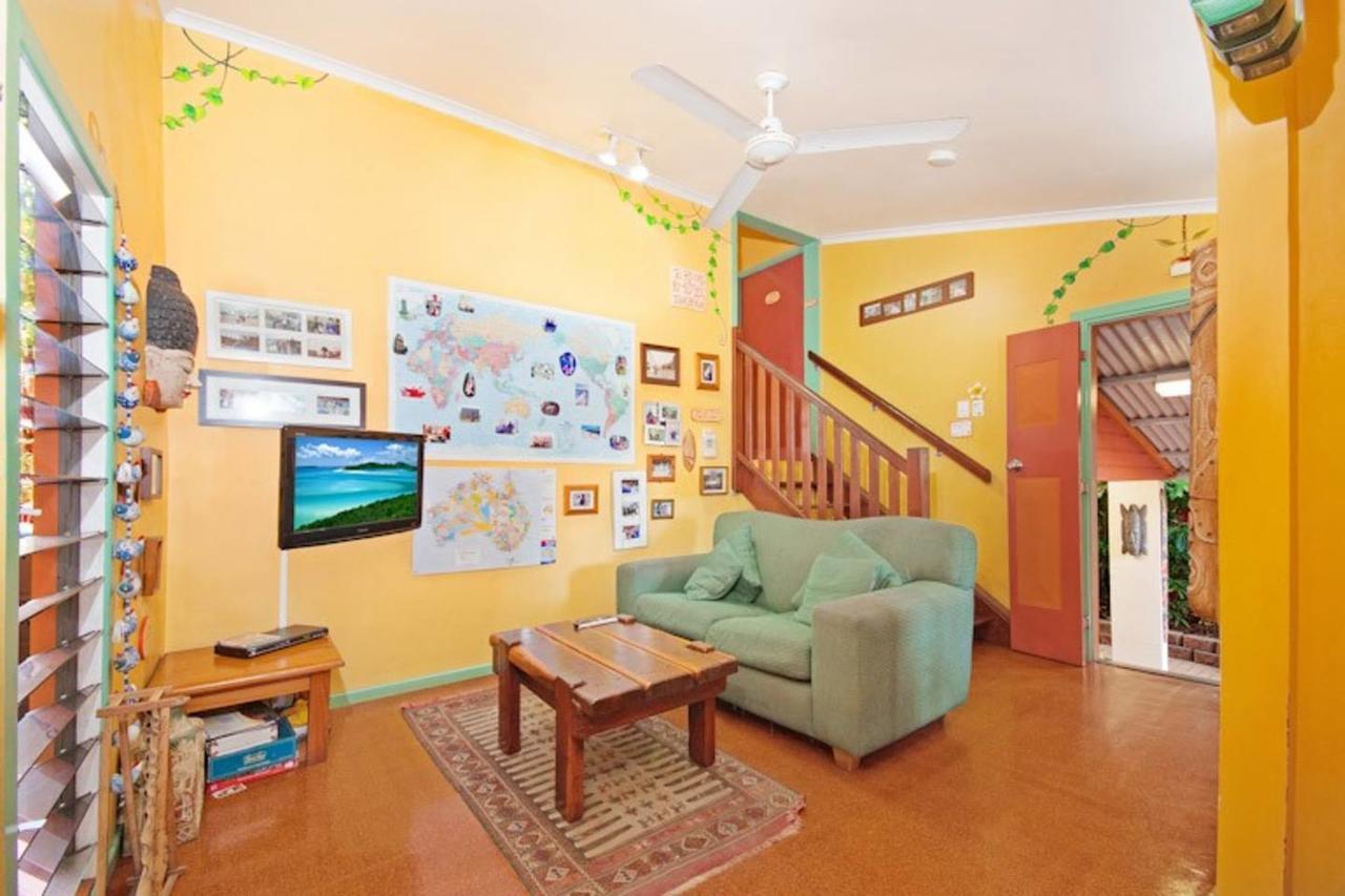 Travellers Oasis Hostel Кернс Екстериор снимка The interior of the hostel